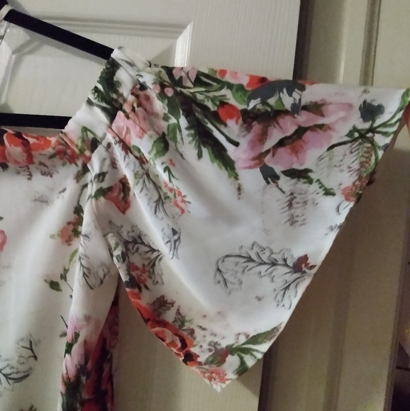 Dex medium floral off the shoulder blouse - Picture 2 of 3